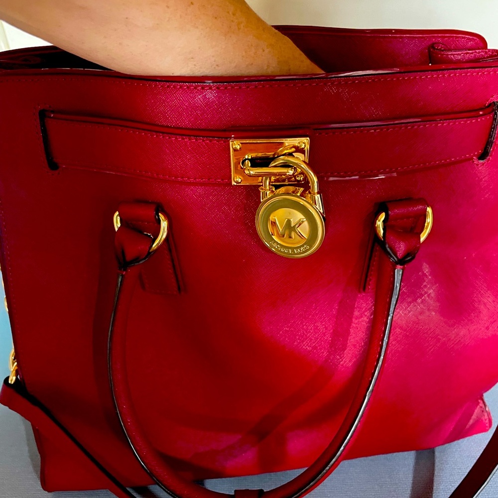 Like new Red Micheal Khors handbag no wear or and marks